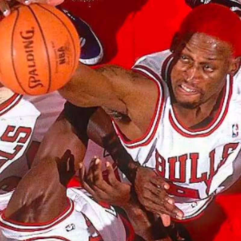 Bill Wennington, luchando por un rebote con Dennis Rodman.