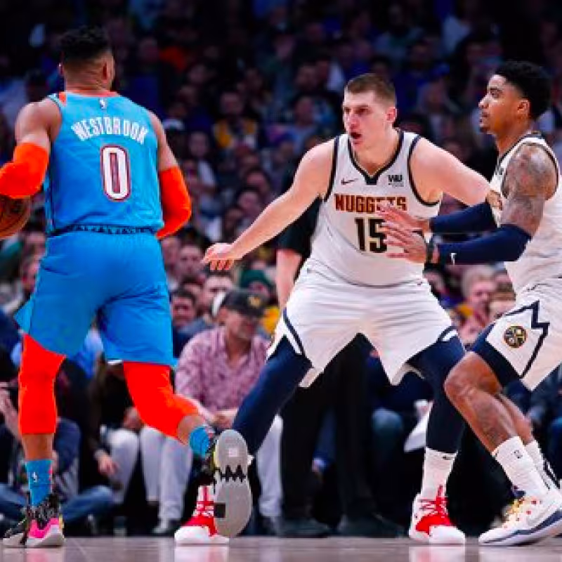 Jokic intenta defender a Westbrook.