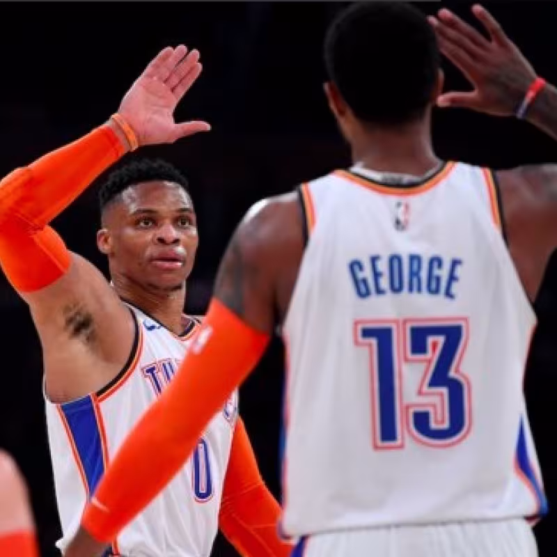 George y Westbrook celebraron el triunfo de los suyos.