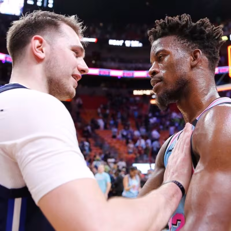 Luka Doncic y Jimmy Butler tras un partido de Dallas y Miami.