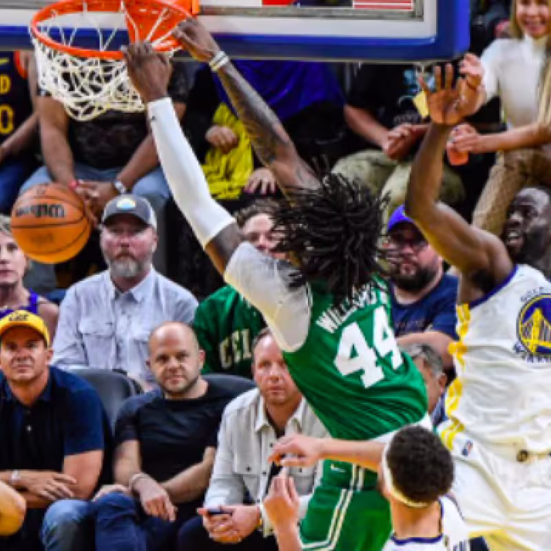 Williams machaca el aro ante Green en el Game 1 de las Finales entre Warriors y Celtics. 