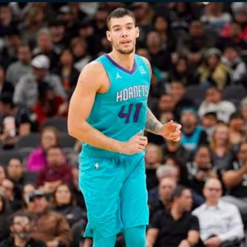 Willy Hernangómez, llegando al pabellón para jugar ante los Bulls.