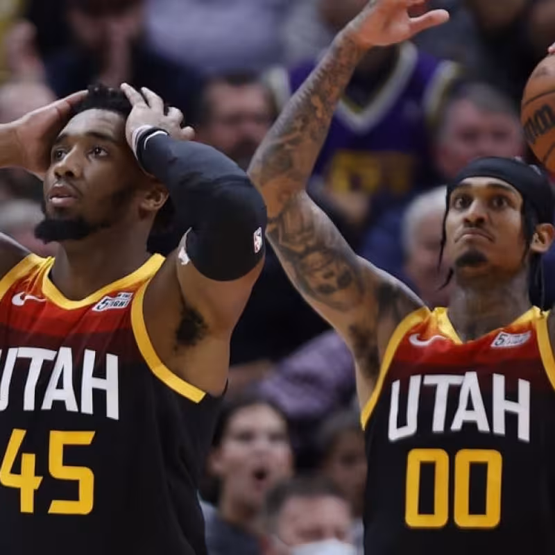 Donovan Mitchell y Jordan Clarkson, en la rampa de salida de Utah Jazz.