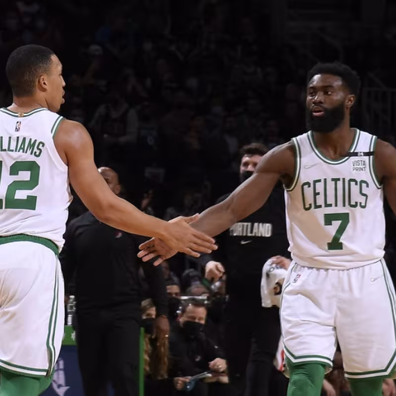 Grant Williams y Jaylen Brown, jugadores de Boston Celtics.