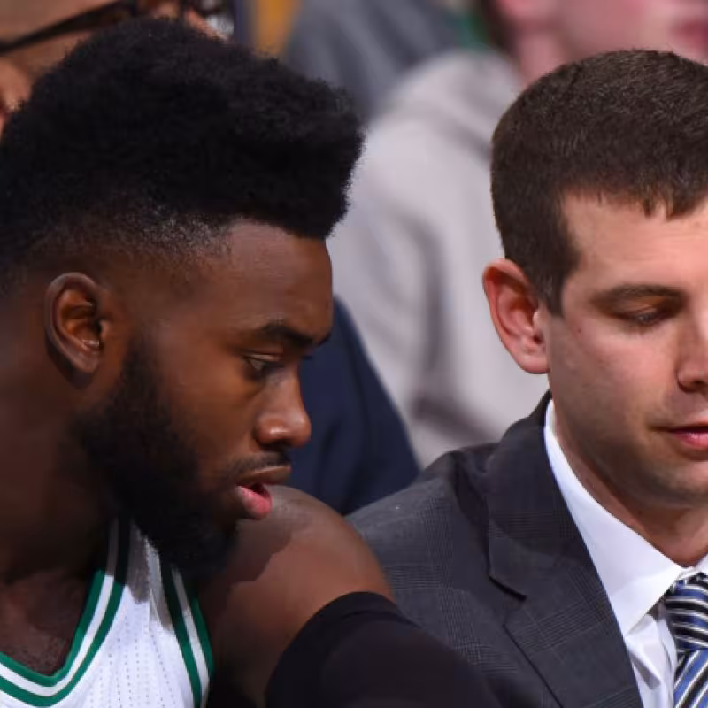 Brad Stevens, junto a Jaylen Brown.