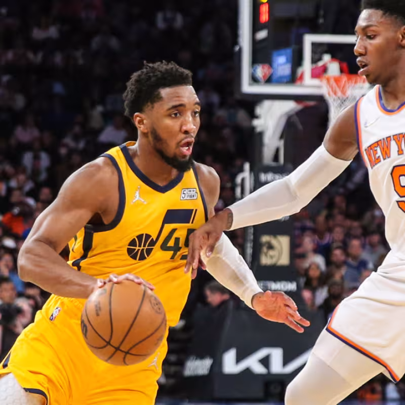 Donovan Mitchell, defendido por R.J. Barrett