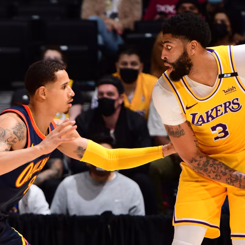 Juan Toscano-Anderson y Anthony Davis serán compañeros en los Lakers.