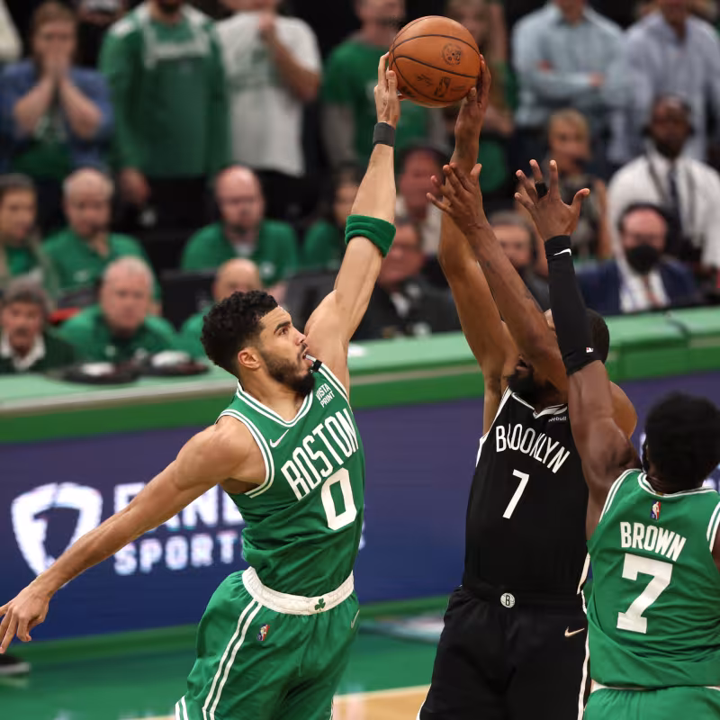 Kevin Durant defendido por Jayson Tatum y Jaylen Brown