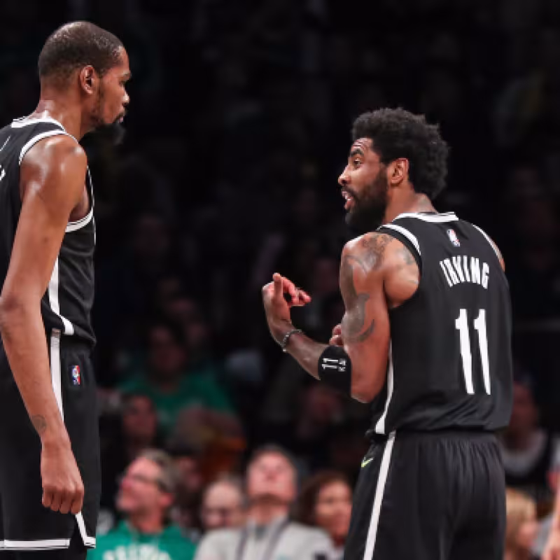 Kevin Durant y Kyrie Irving discutiendo en un partido con los Brooklyn Nets