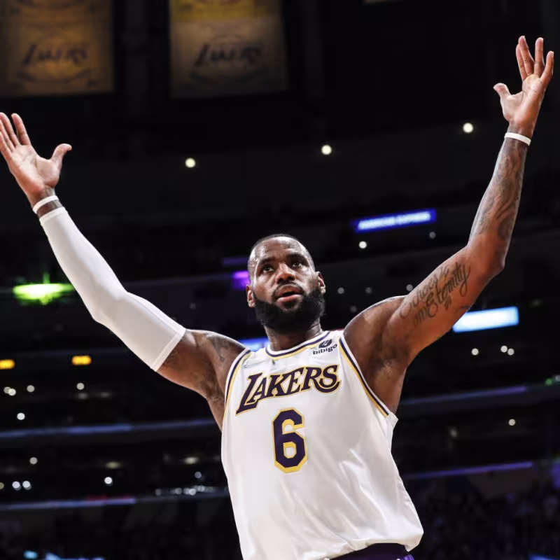 LeBron James renueva por Los Angeles Lakers