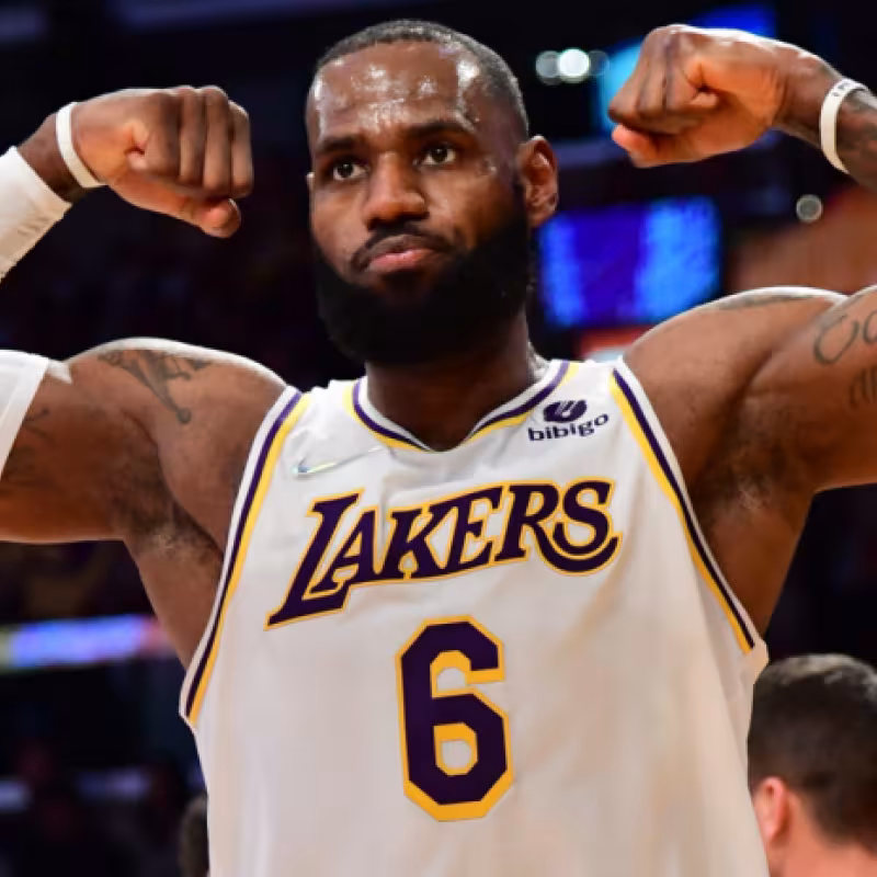 LeBron James, celebrando una canasta con la camiseta de Los Angeles Lakers
