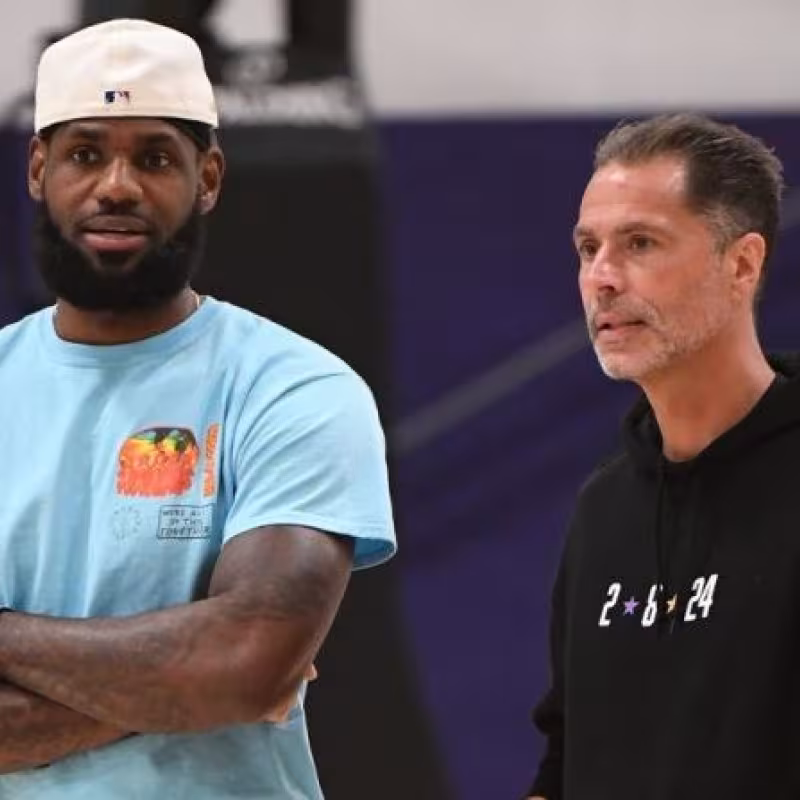 LeBron James, junto a Rob Pelinka, GM de Los Angeles Lakers.