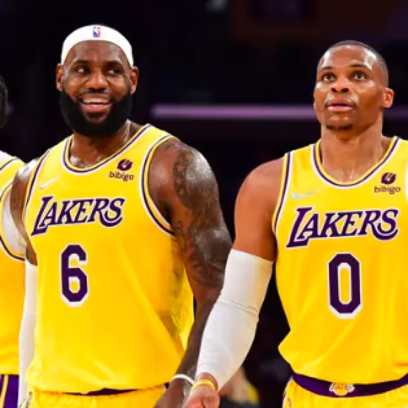 LeBron James, Anthony Davis y Russell Westbrook, jugadores de Los Angeles Lakers.