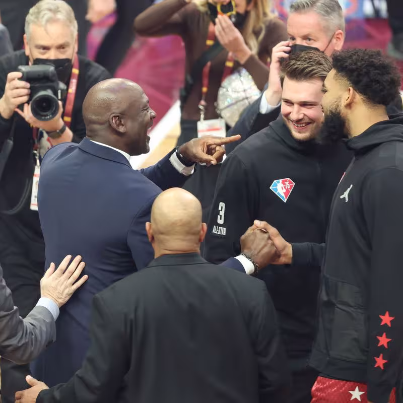 Michael Jordan y Luka Doncic, dos de los mejores anotadores de la historia en Playoffs