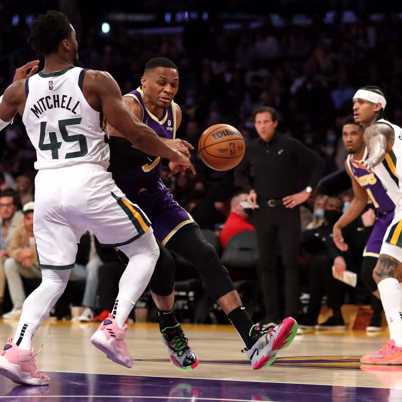 Russell Westbrook y Donovan Mitchell, en un Los Angeles Lakers - Utah Jazz