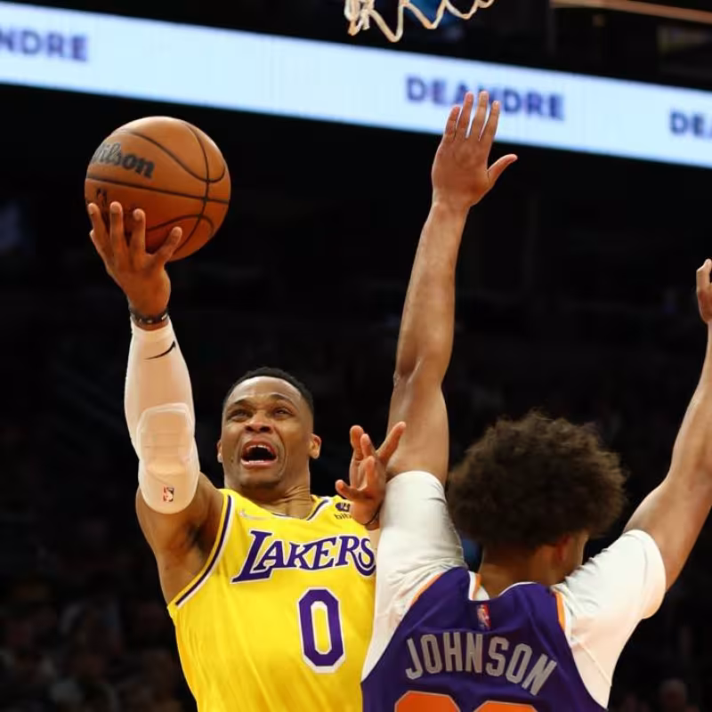 Russell Westbrook, entrando a canasta