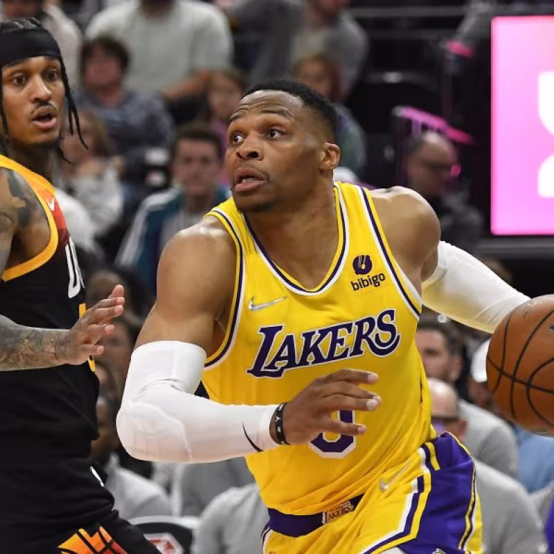 Russell Westbrook, superando a Jordan Clarkson