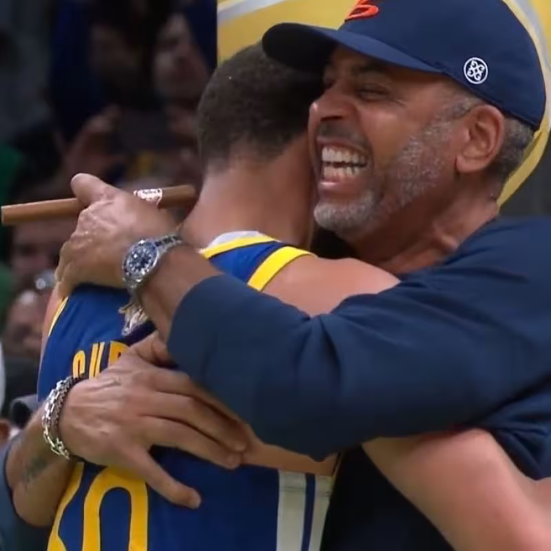 Stephen Curry junto a su padre Dell después de ganar su cuarto anillo