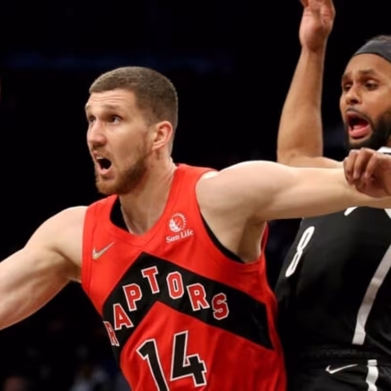 Svi Mykhailiuk, defendido por Patty Mills