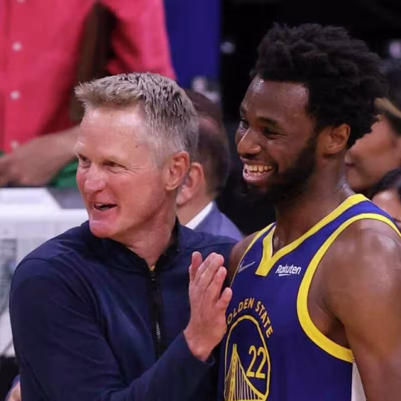 Steve Kerr y Andrew Wiggins, entrenador y jugador de Golden State Warriors.