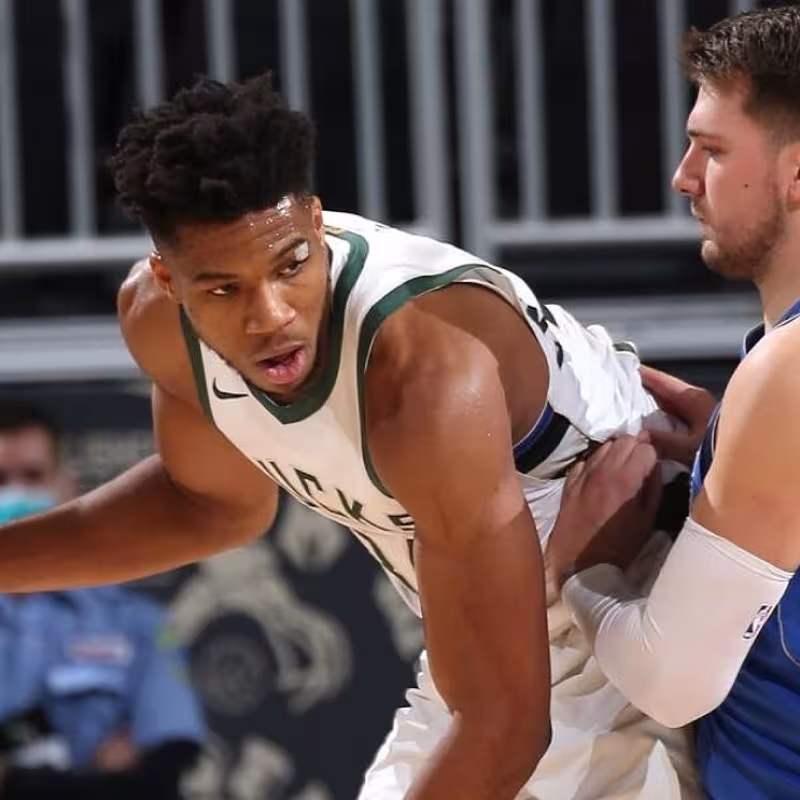Giannis Antetokounmpo y Luka Doncic, estrellas de la NBA.