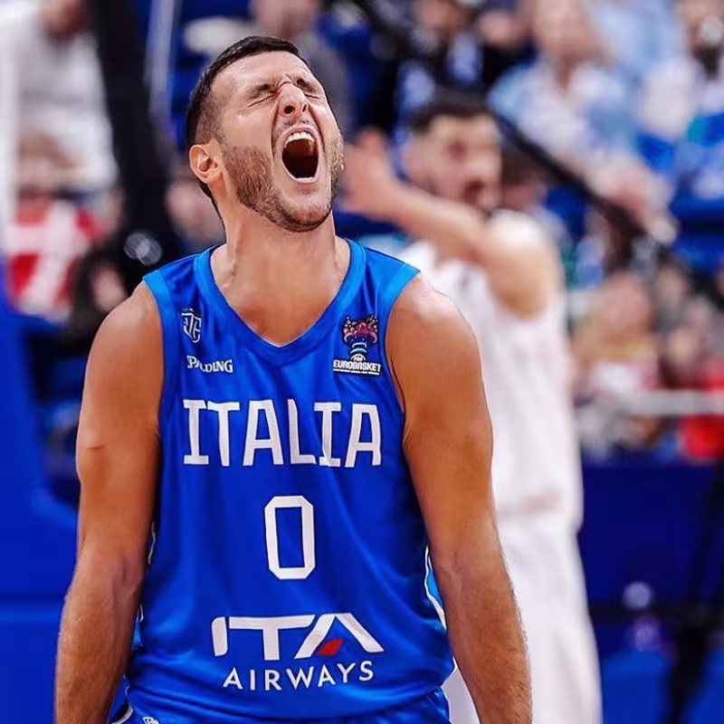 Italia da la sorpresa del campeonato eliminando a Serbia.