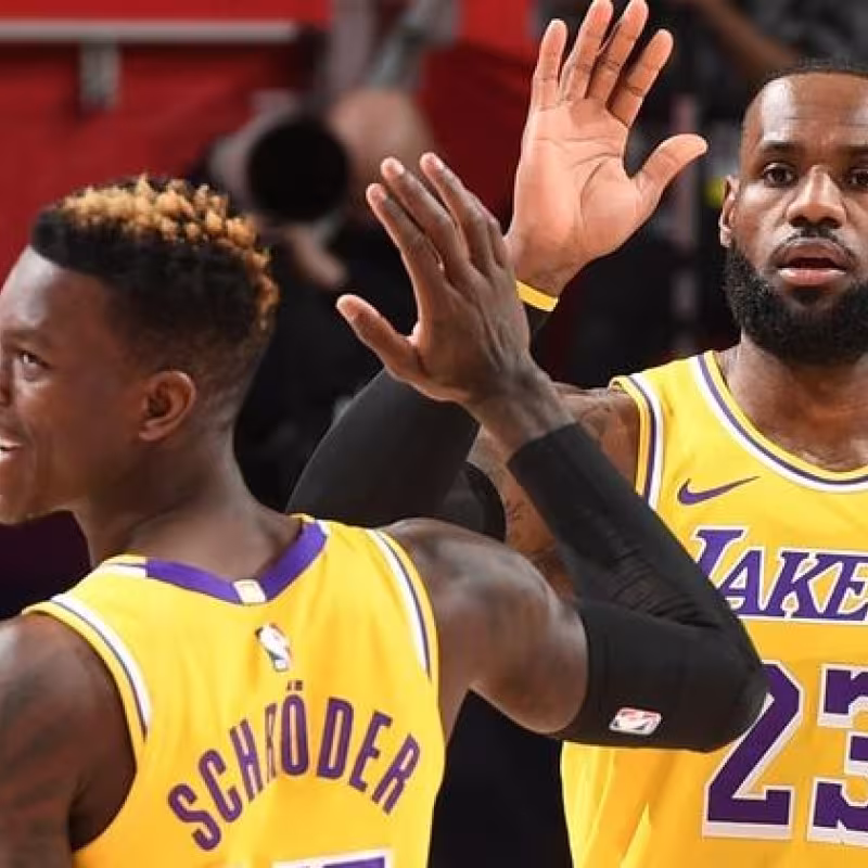 LeBron James y Dennis Schröder, jugadores de Los Angeles Lakers.