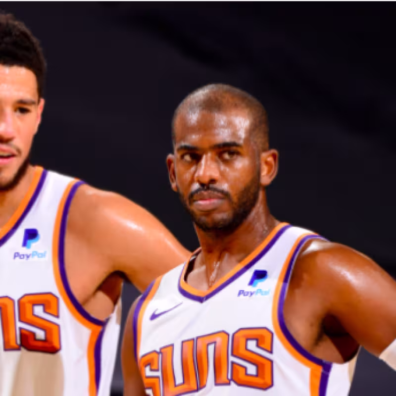 Devin Booker, junto a Chris Paul, estrellas de Phoenix Suns. 