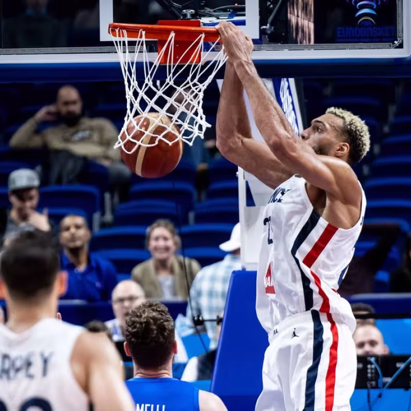 Rudy Gobert machacando el aro
