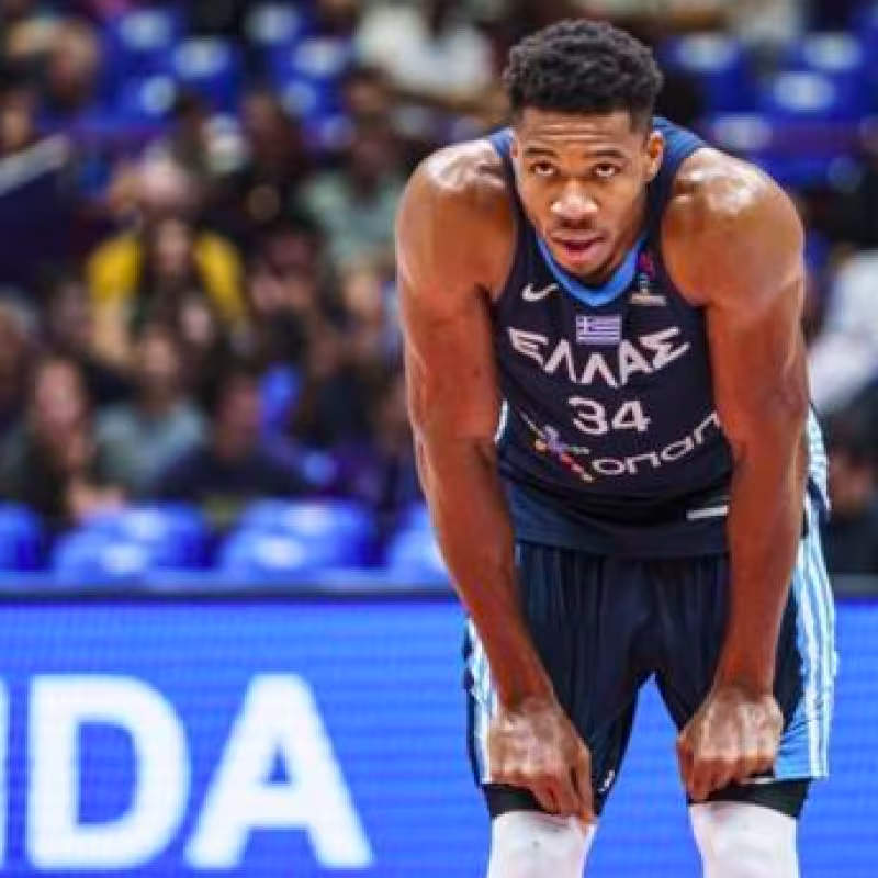 Giannis Antetokounmpo, estrella de Milwaukee Bucks, con la camiseta de su selección, Grecia. 