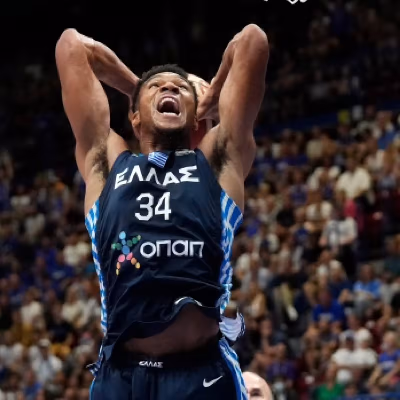 Giannis Antetokounmpo machacando el aro