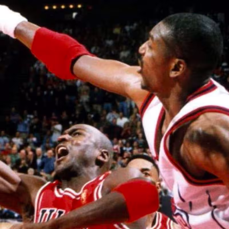 Hakeem Olajuwon, haciéndole un mate a Michael Jordan. 