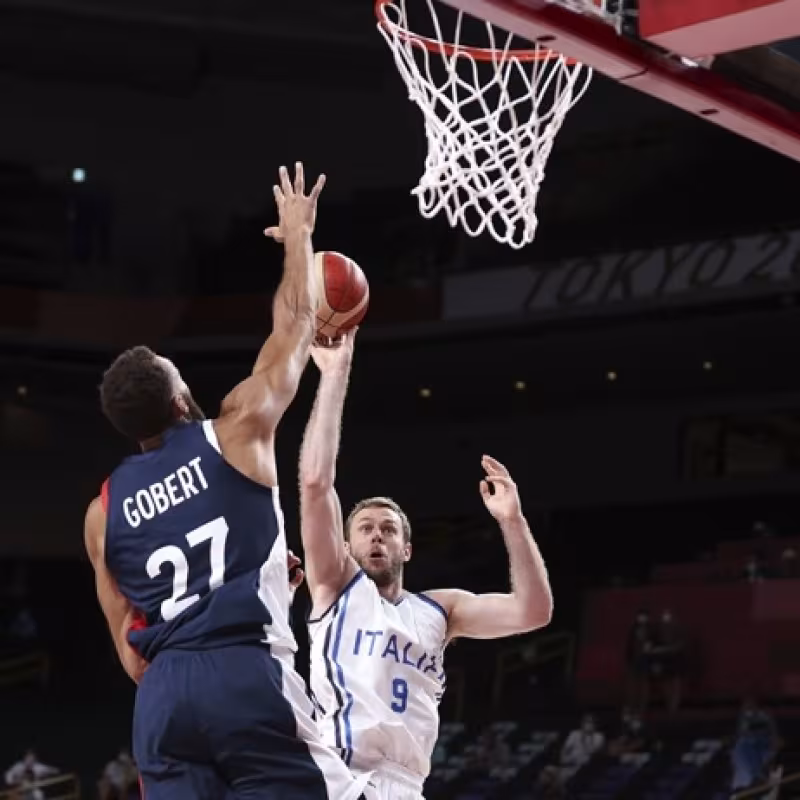 Rudy Gobert yendo a taponar un tiro de Nicolò Melli