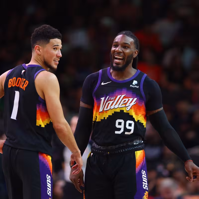 Devin Booker y Jae Crowder, con los Phoenix Suns