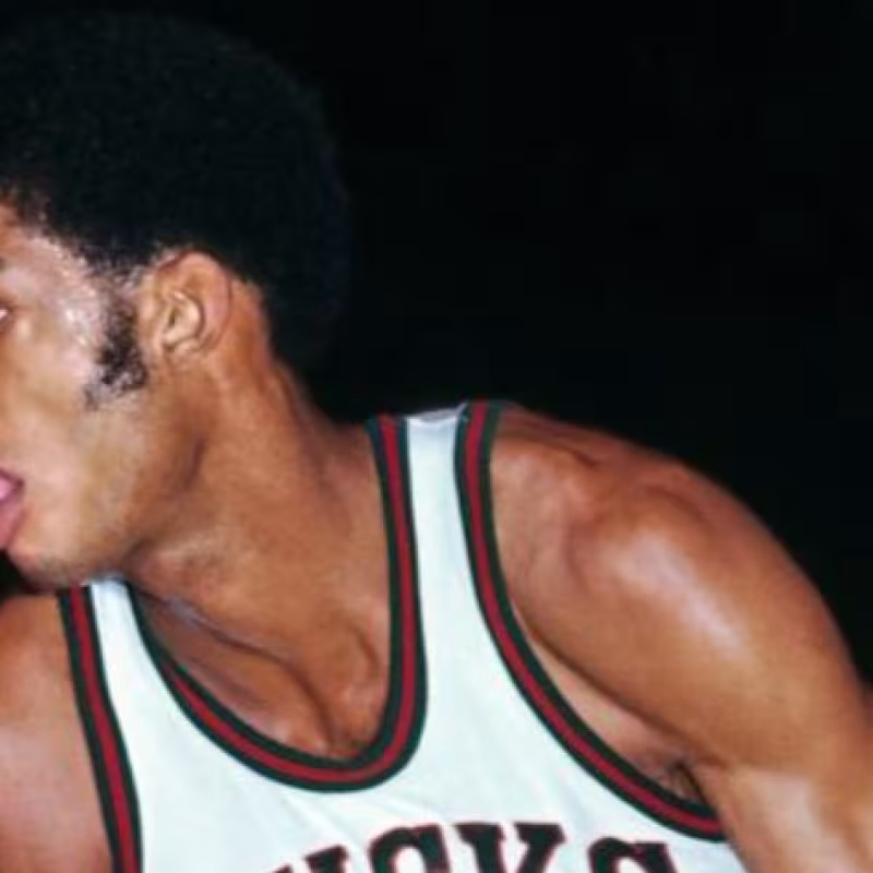 Kareem Abdul-Jabbar, conla camiseta de Milwaukee Bucks.