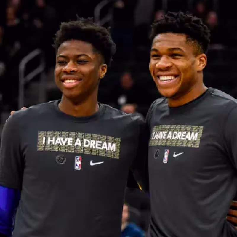 Giannis y Kostas Antetokounmpo: uno de los dos jugará en Chicago Bulls. 