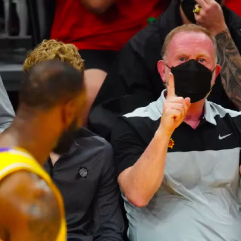 LeBron James no está de acuerdo con la sanción a Robert Sarver. 