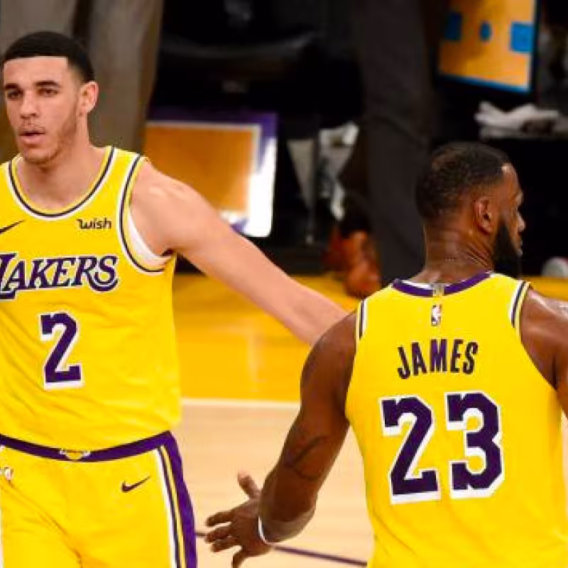 Lonzo Ball, junto a LeBron James, en Los Angeles Lakers.