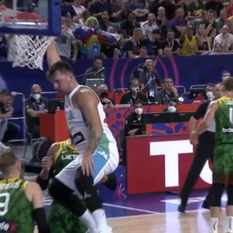 Luka Doncic machacando el aro