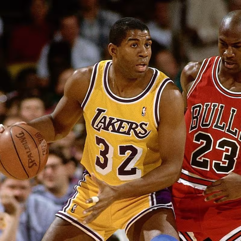 Magic Johnson, defendido por Michael Jordan