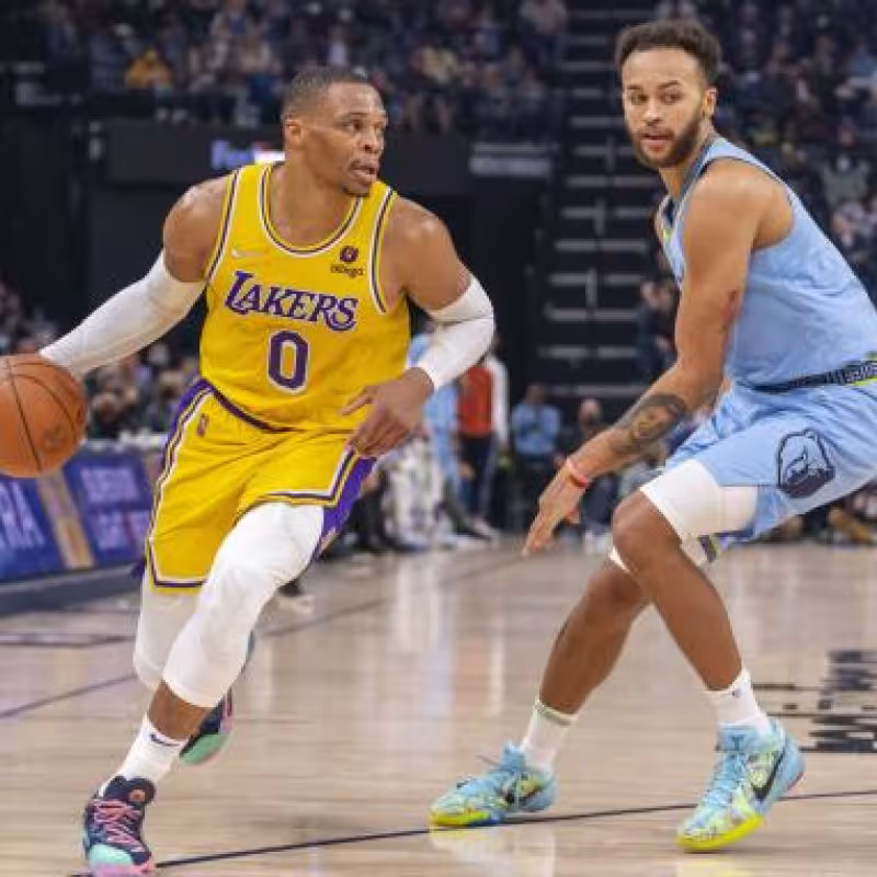 Russell Westbrook, defendido por Kyle Anderson