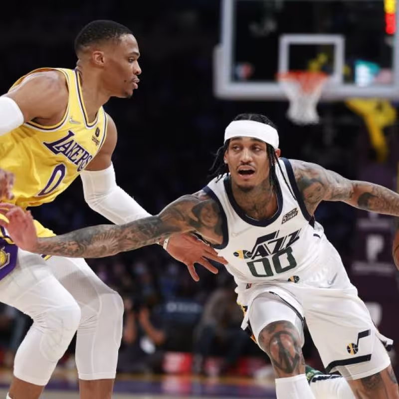 Russell Westbrook defendiendo a Jordan Clarkson