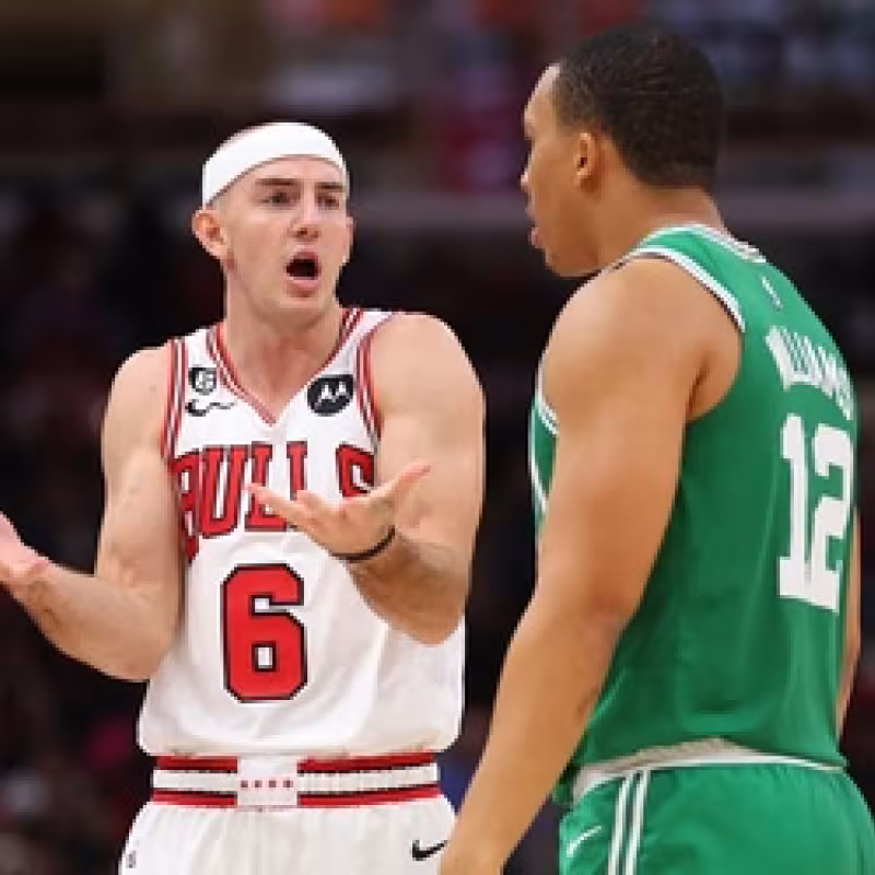 Alex Caruso y Grant Williams discutiendo en un Bulls - Celtics