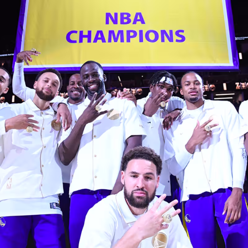 Los Warriors han recibido el anillo de campeones de la NBA.