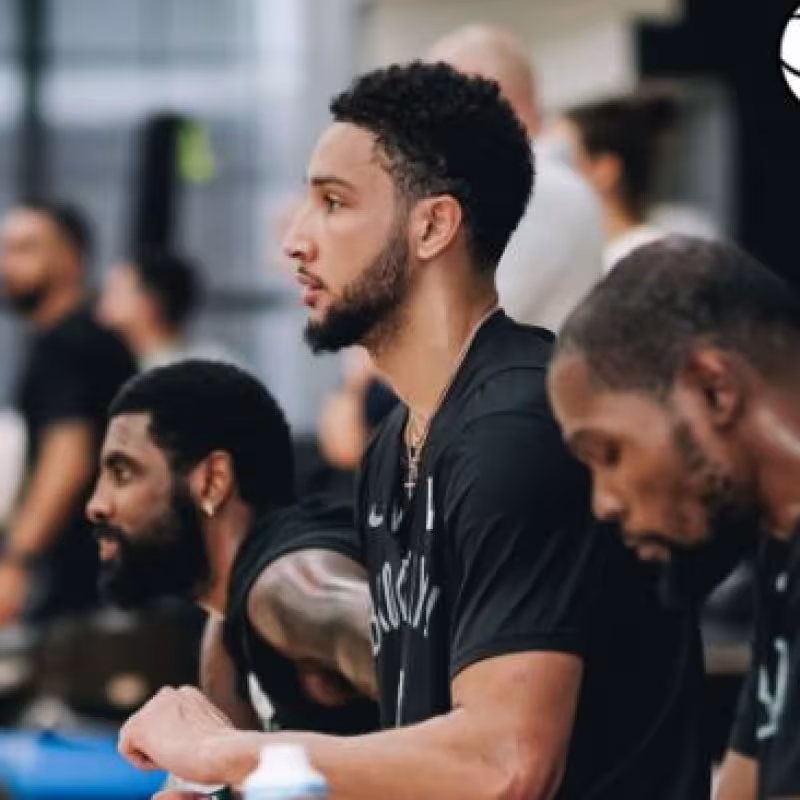 Ben Simmons, junto a Kevin Durant y Kyrie Irving, en un entrenamiento de Brooklyn Nets