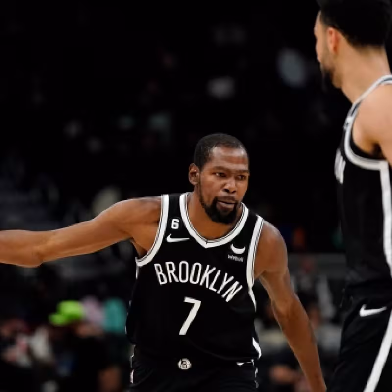 Kevin Durant chocando los cinco con Ben Simmons