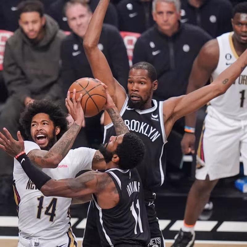 Brandon Ingram, defendido por Kyrie Irving y Kevin Durant