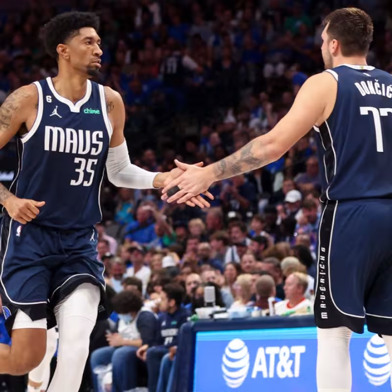Christian Wood y Luka Doncic