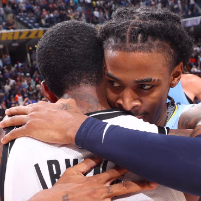 Ja Morant, junto a Kyrie Irving, tras el Grizzlies-Nets.