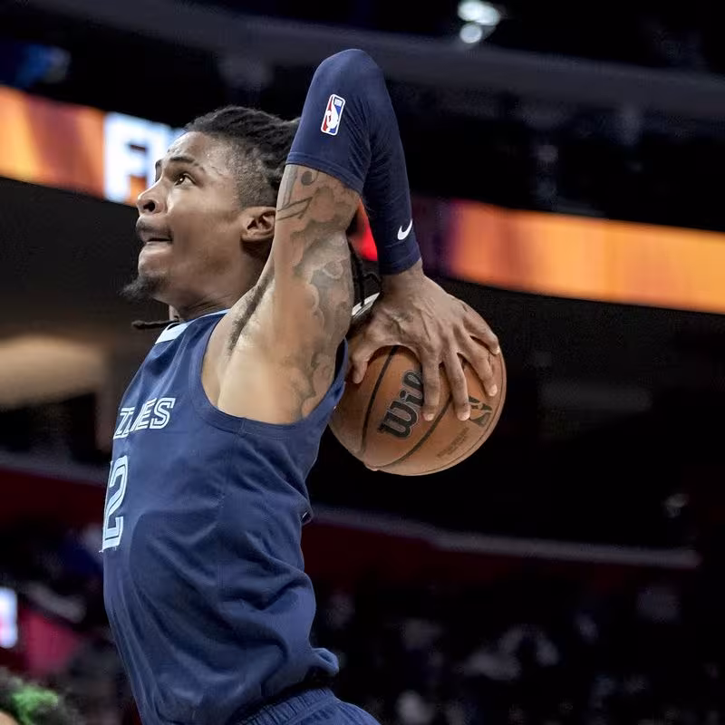 Ja Morant machacando el aro